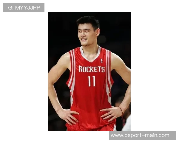 姚明在赛场上奋力抢篮板的精彩瞬间图片展示