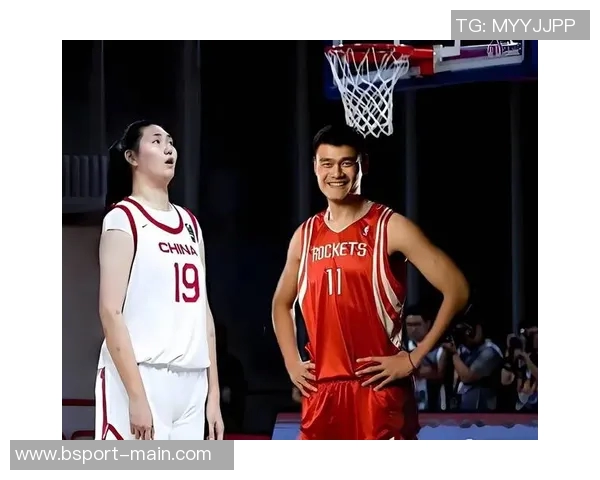 姚明跨界挑战足球场展现运动员精神与无限可能性