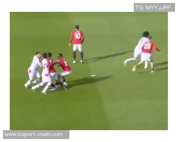 世界杯历史冷门里昂大胜曼联引爆全场激情瞬间